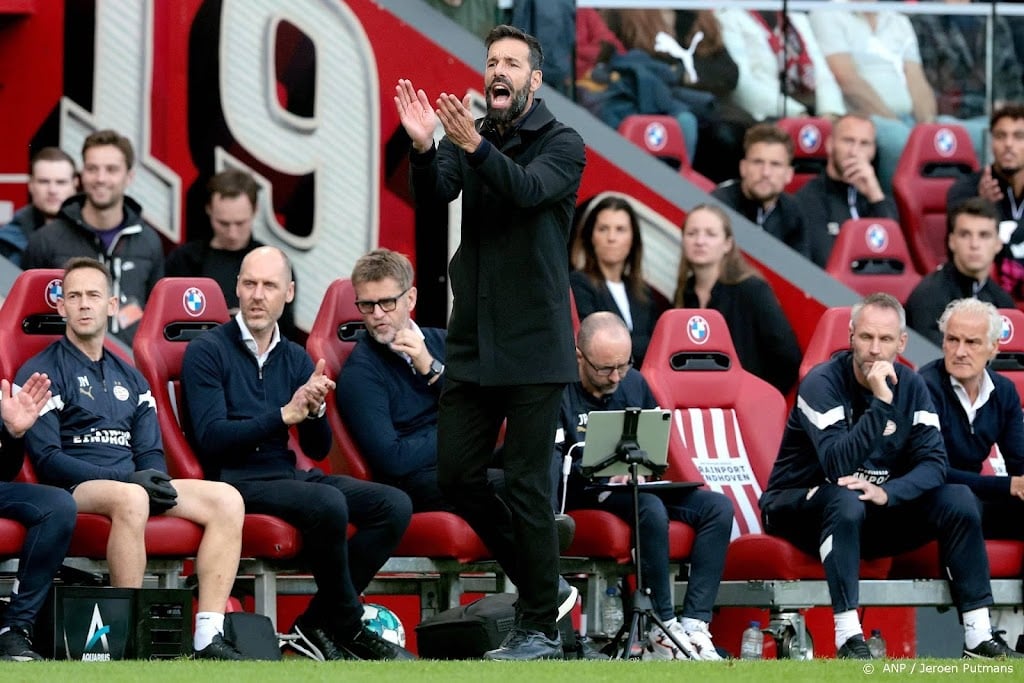 PSV stemt trainer Van Nistelrooij zeer tevreden