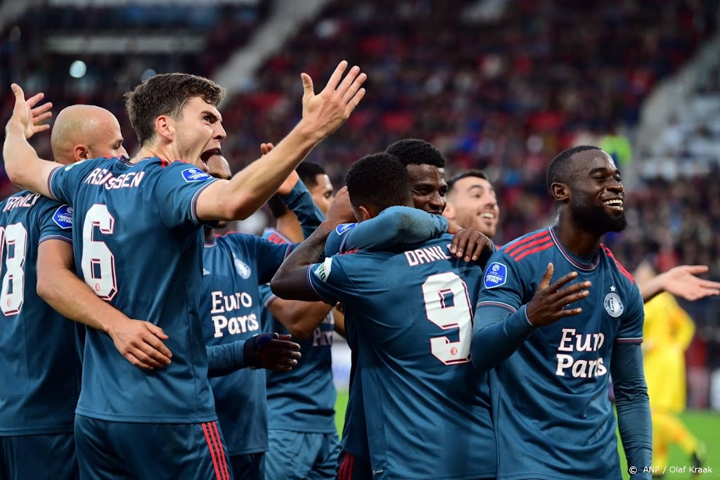 AZ is koppositie kwijt na nederlaag tegen Feyenoord in Alkmaar