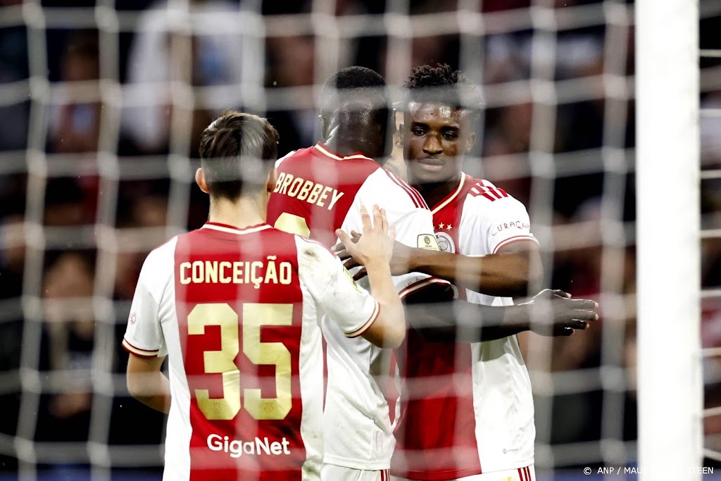 Ajax verovert koppositie met zeven treffers tegen Excelsior