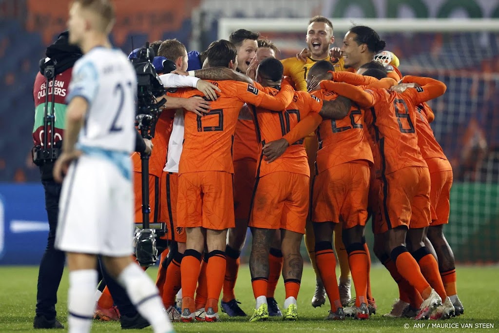 Oranje verslaat Noorwegen in zenuwslopend duel en mag naar WK