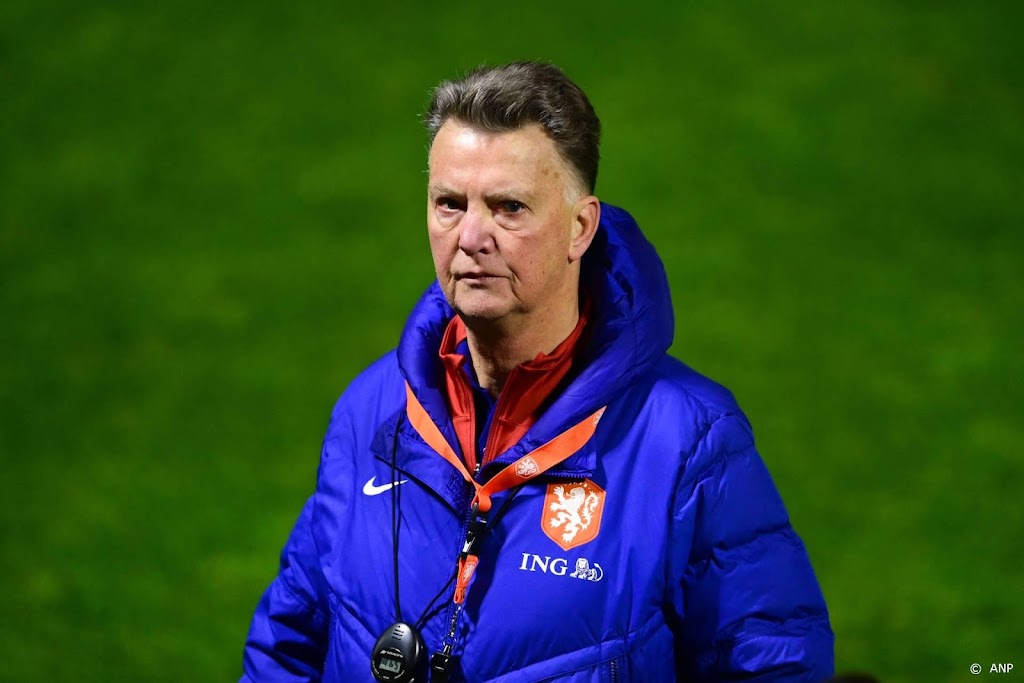 Oranje traint in Doha en bondscoach Van Gaal spreekt met media