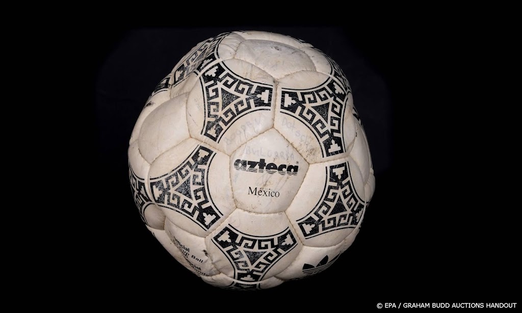 Maradona's 'hand van God'-bal geveild voor ruim 2 miljoen euro