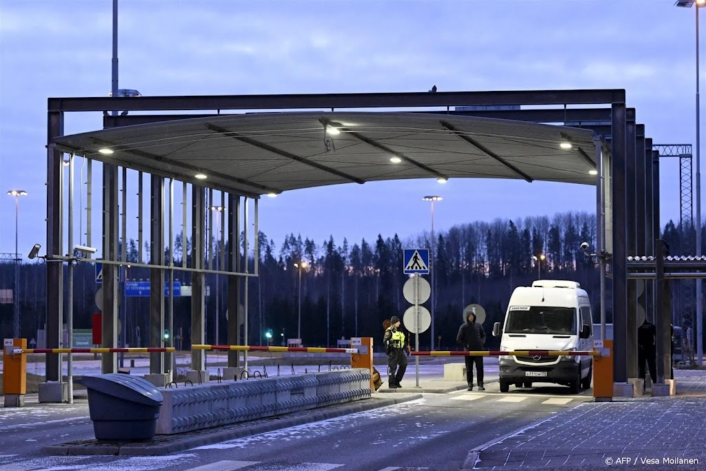 Finland sluit vier grensovergangen met Rusland om komst migranten