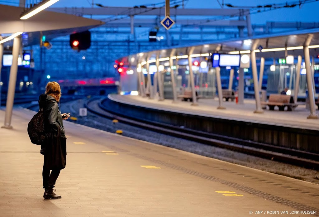 Minder reizigers in treinen en bussen op eerste dag lockdown