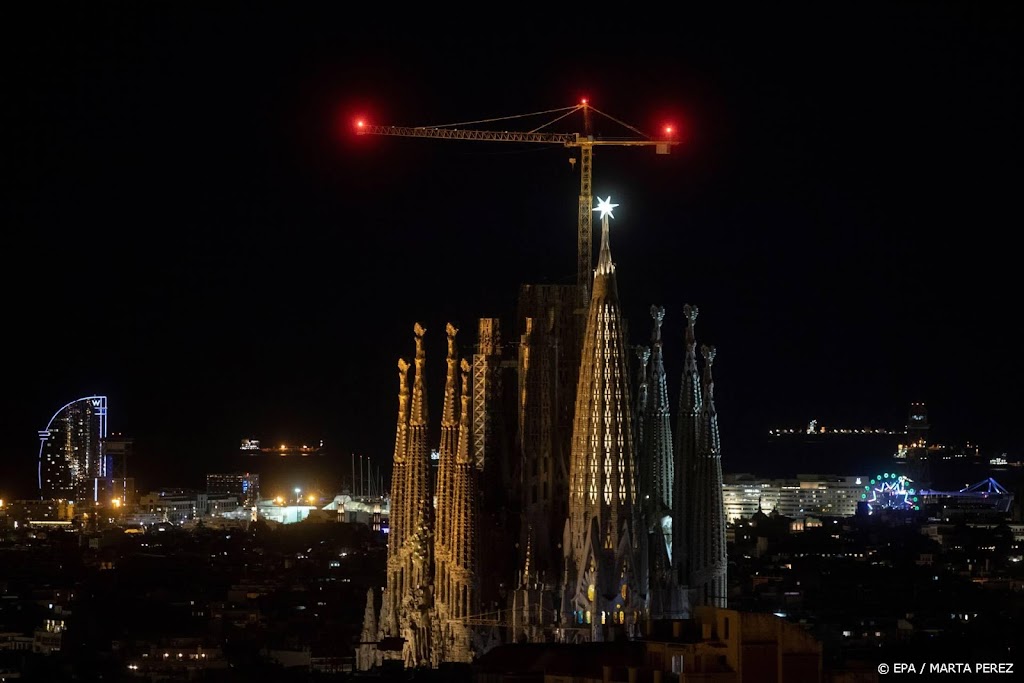 Nieuwe torens van Sagrada Familia voor het eerst verlicht