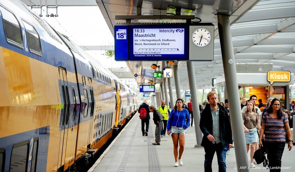 Jongens gooien steen door ruit rijdende trein