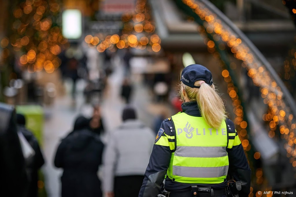 Politie beëindigt illegaal feest Amsterdam, 64 boetes uitgedeeld