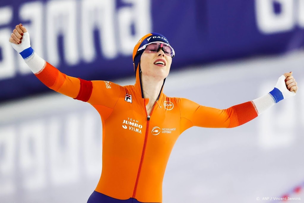 Schaatsster De Jong prolongeert Europese titel, zilver Schouten