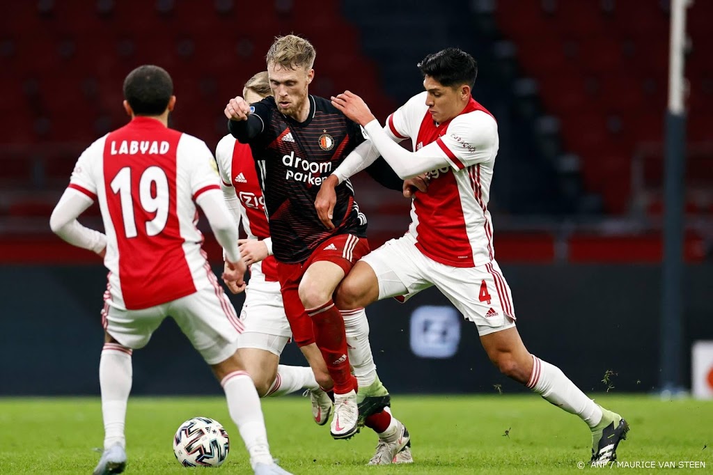 Feyenoord laat Ajax wankelen maar verliest wel weer in ArenA