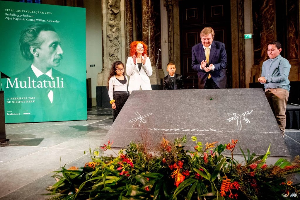 Koning onthult gedenksteen voor Multatuli