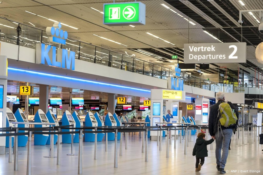 Schiphol verwerkt nog steeds veel minder passagiers