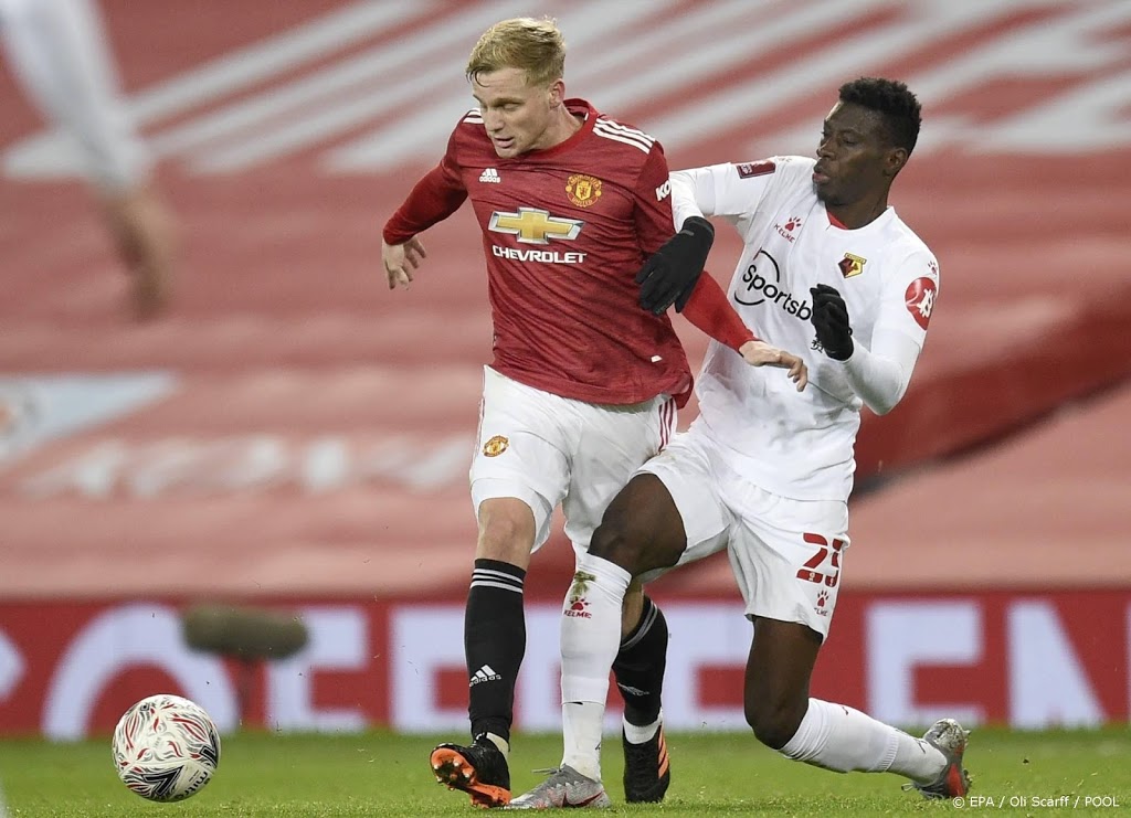 Spierblessure houdt Van de Beek thuis bij ManUnited