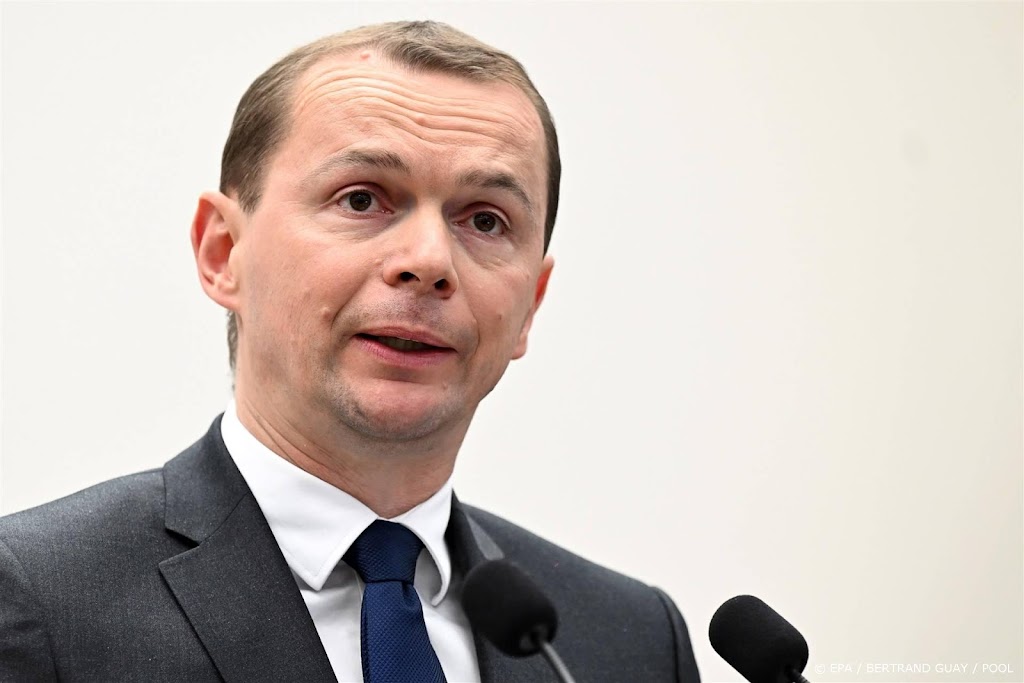 Franse werkminister maakt kruiswoordpuzzel tijdens pensioendebat