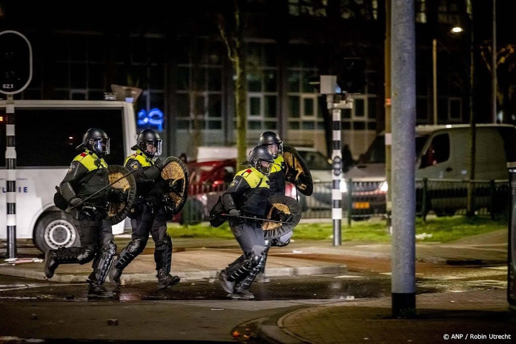 Burgemeester: geweld relschoppers tegen politie afschuwelijk