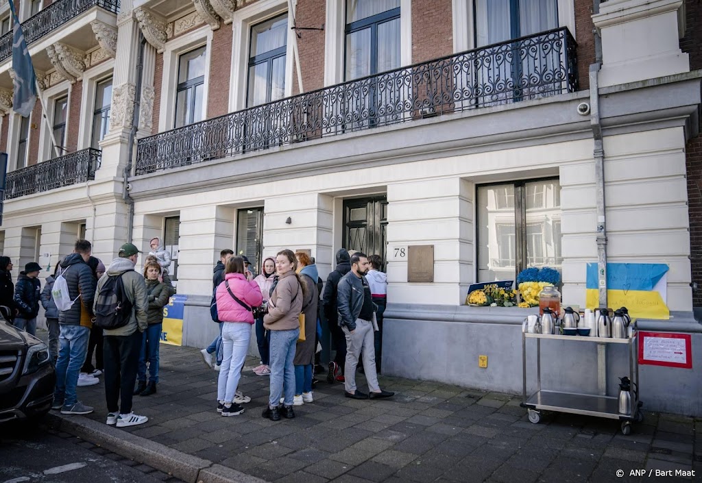 Tientallen mensen bij Oekraïense ambassade voor registratie