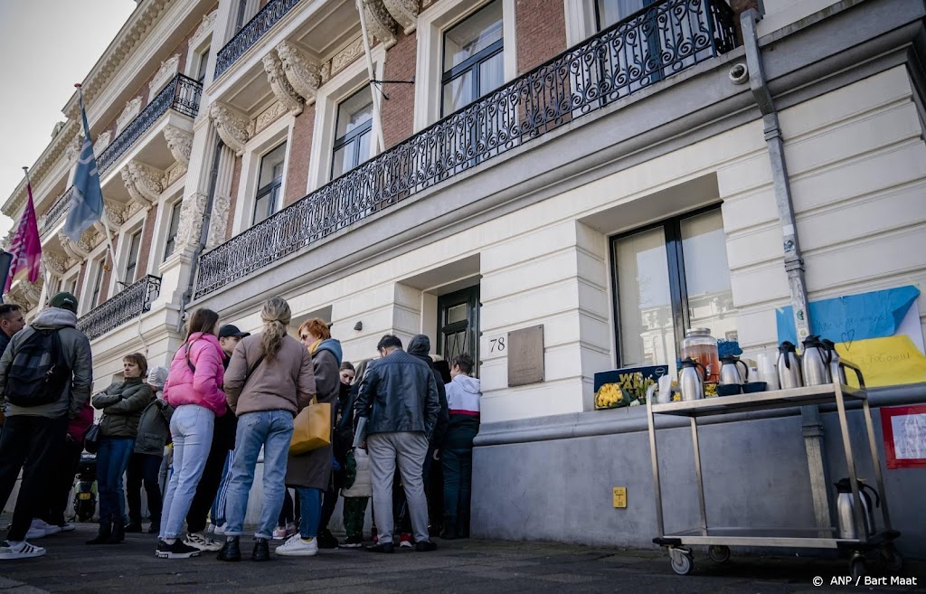 Tientallen mensen bij Oekraïense ambassade voor registratie