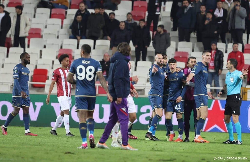 Turkse politie arresteert man die speler Fiorentina op veld sloeg