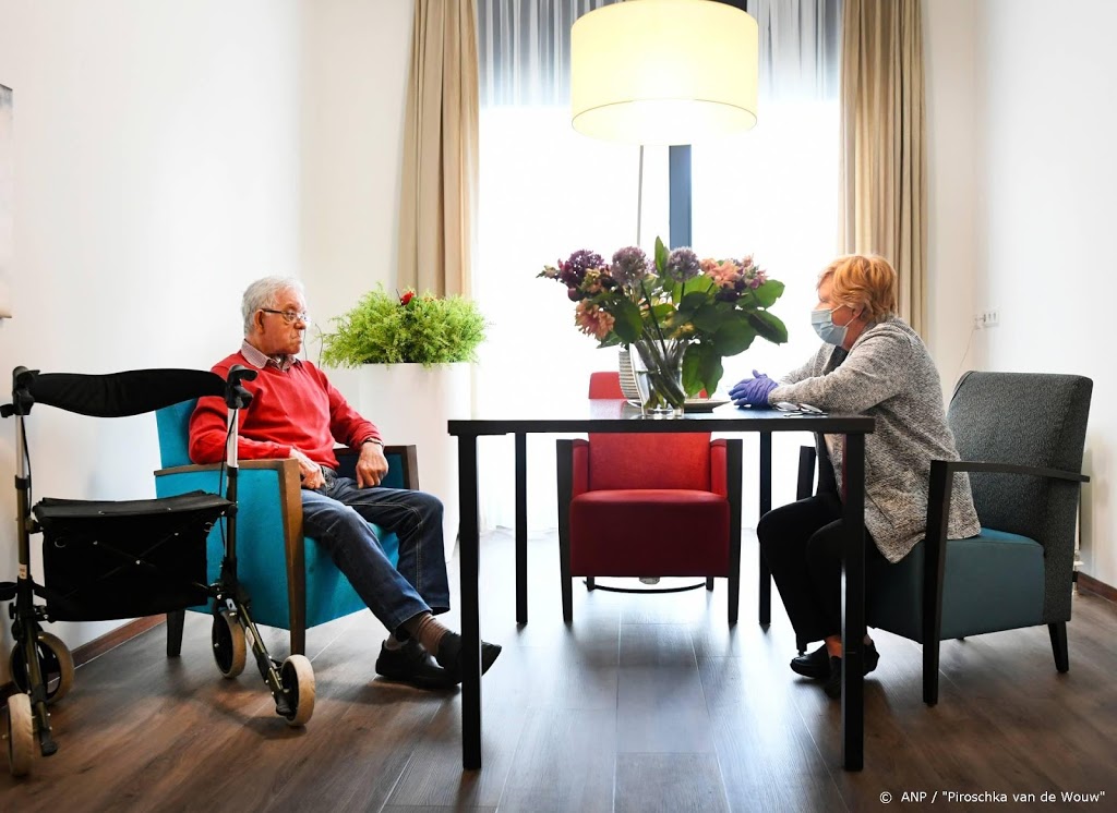 Weer bezoek in verpleeghuis: 'je ziet dat mensen ervan opknappen'
