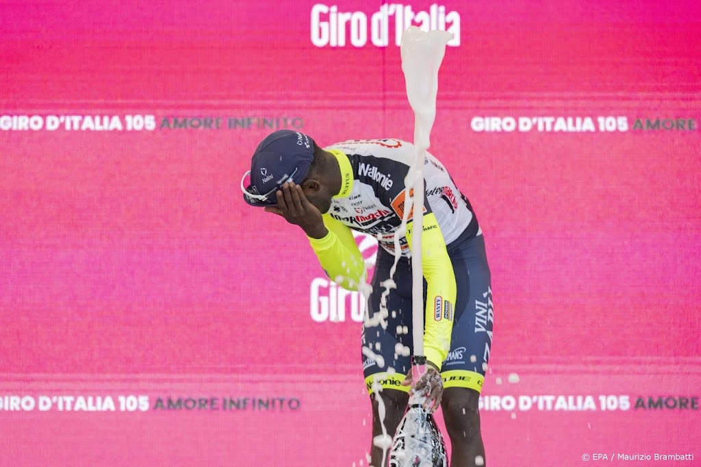 Wielerploeg zwijgt over ernst oogblessure van ritwinnaar Girmay