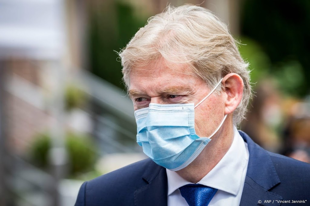 Van Rijn: hogere zorgpremie door corona 'maximaal dempen'