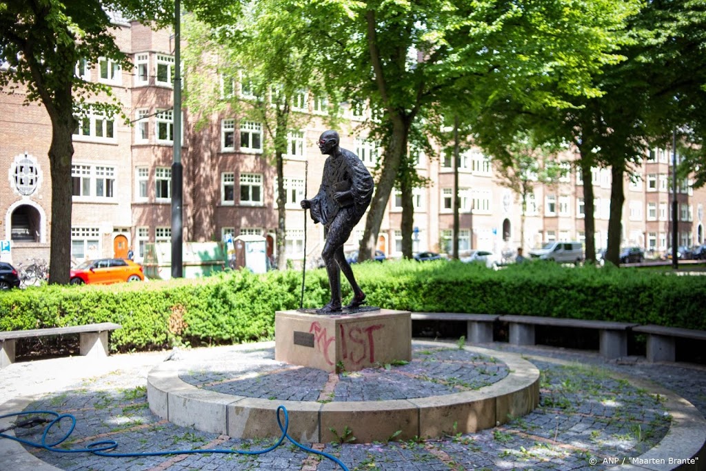Amsterdams beeld van Gandhi beklad