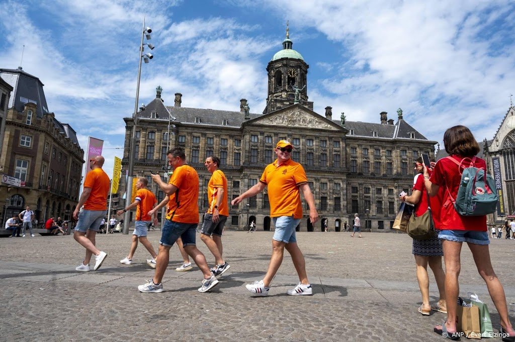 Eerste plukjes Oranjefans in Amsterdam