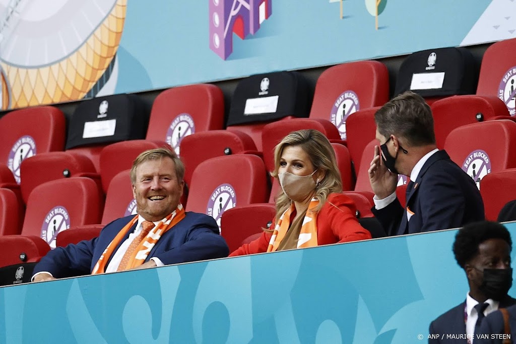 Koning Willem-Alexander brengt bezoek aan Mooiste Oranjestraat