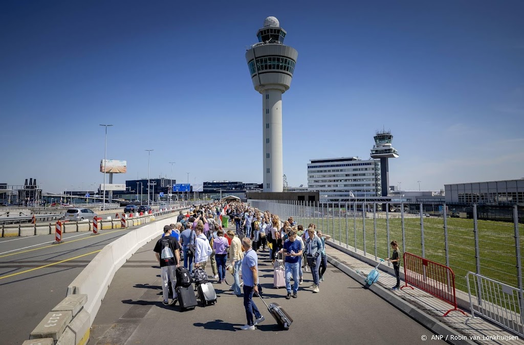 Luchtvaartmaatschappijen: Schiphol prijst zich uit de markt