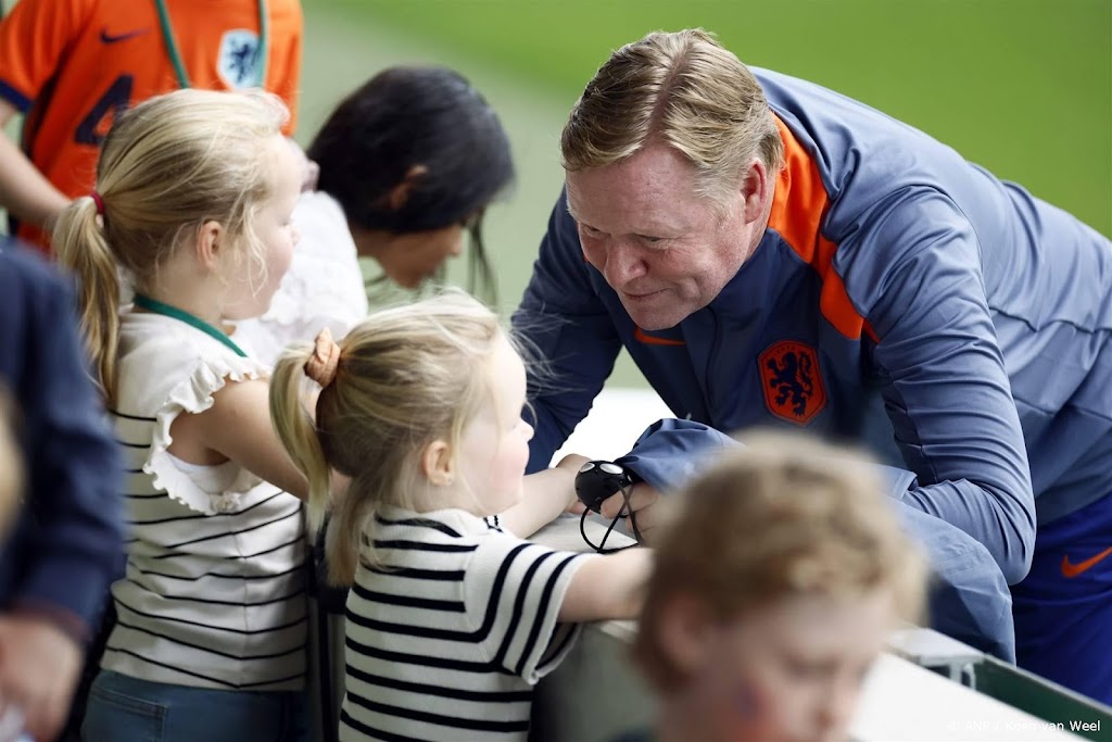 Opa Koeman ontspant dag na zege op Polen met kleinkinderen