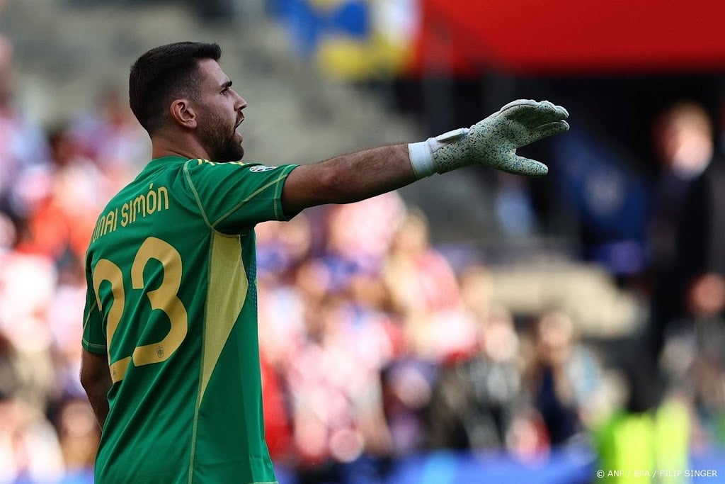 Spaanse keeper Simón laat zich na EK aan pols opereren