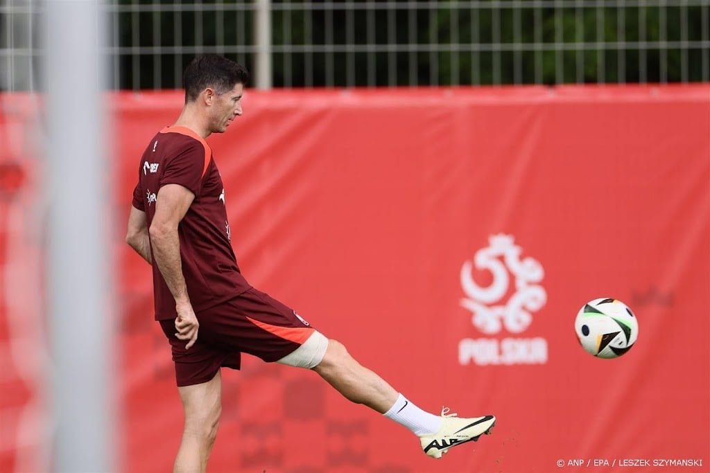 Poolse topscorer Lewandowski traint individueel met bal