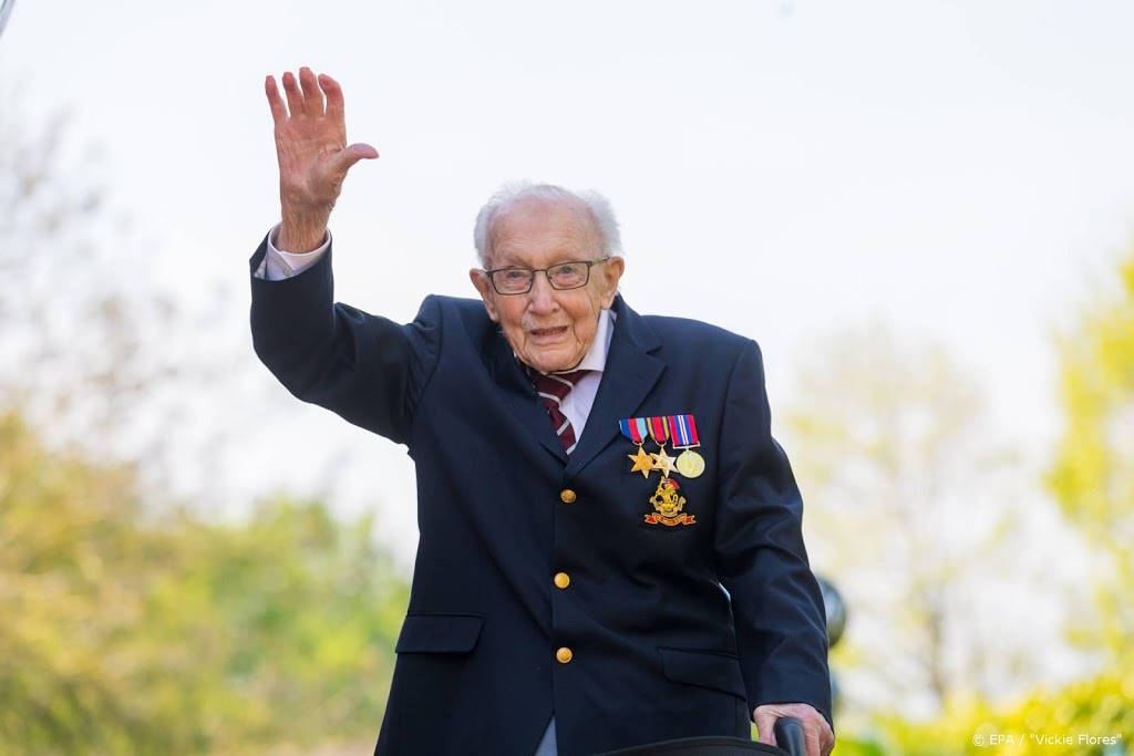 Koningin Elizabeth slaat geldinzamelaar Captain Tom tot ridder