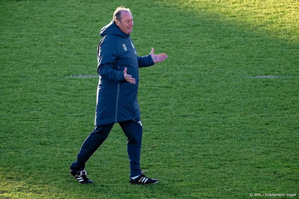 Minutenlang applaus voor Stevens (67) bij afscheid Schalke 04