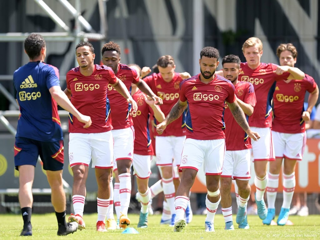 Ajax later op trainingskamp door problemen met vliegtuig