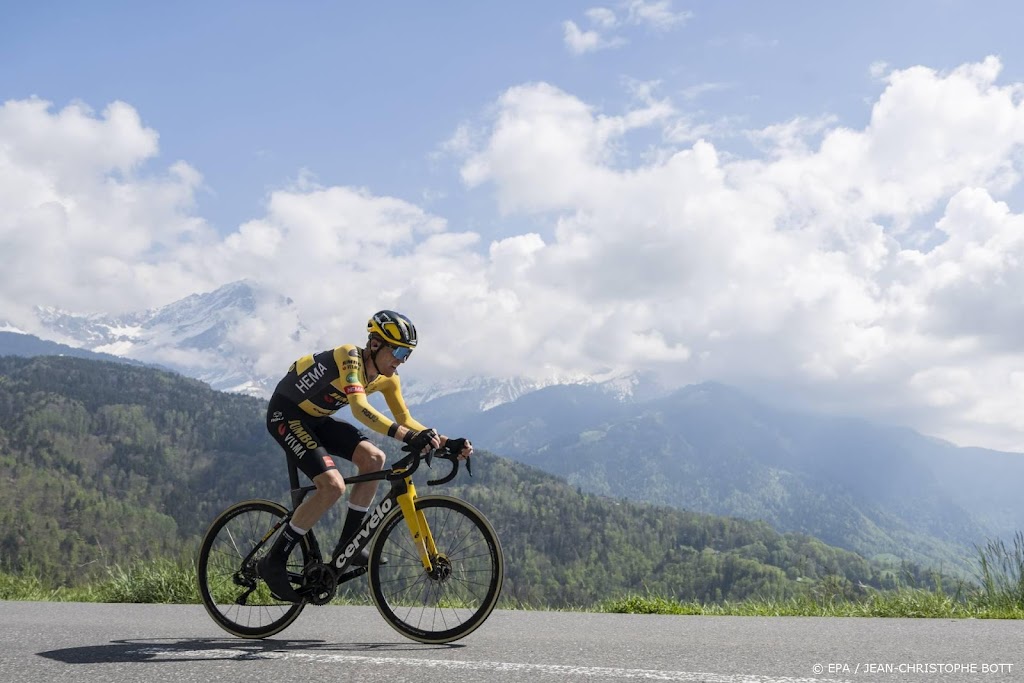 Kruijswijk verlaat Tour de France per brancard na val