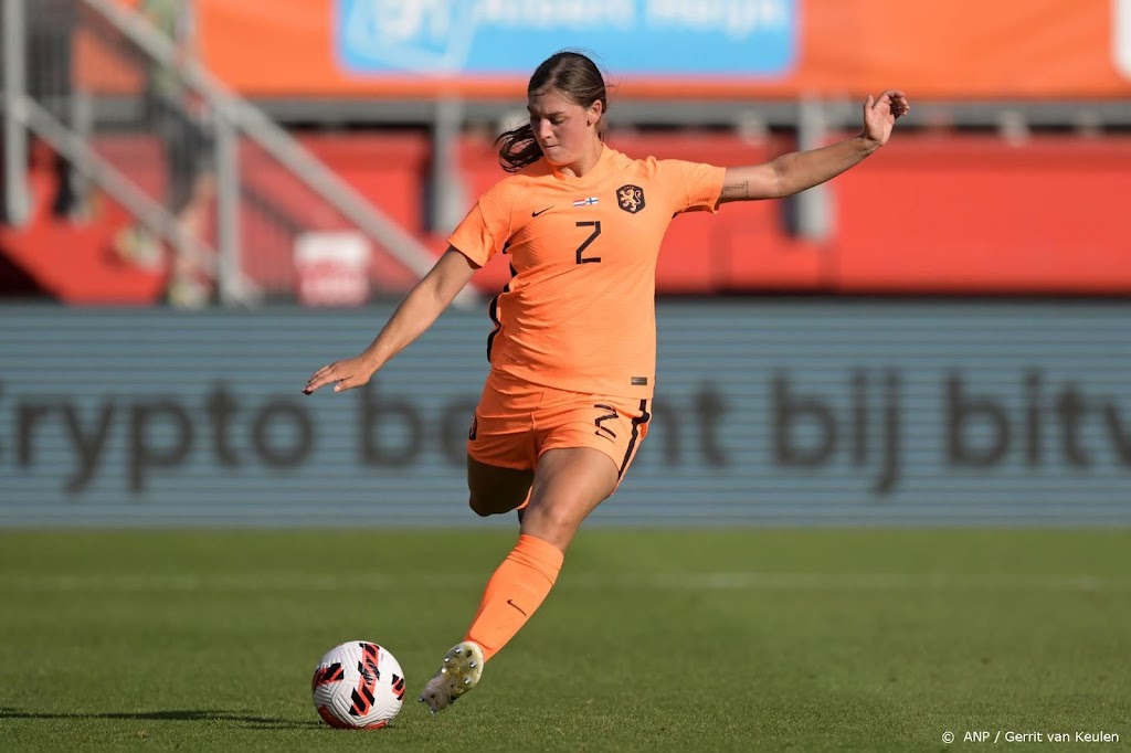 Voetbalsters starten met Groenen en Nouwen tegen Zwitserland
