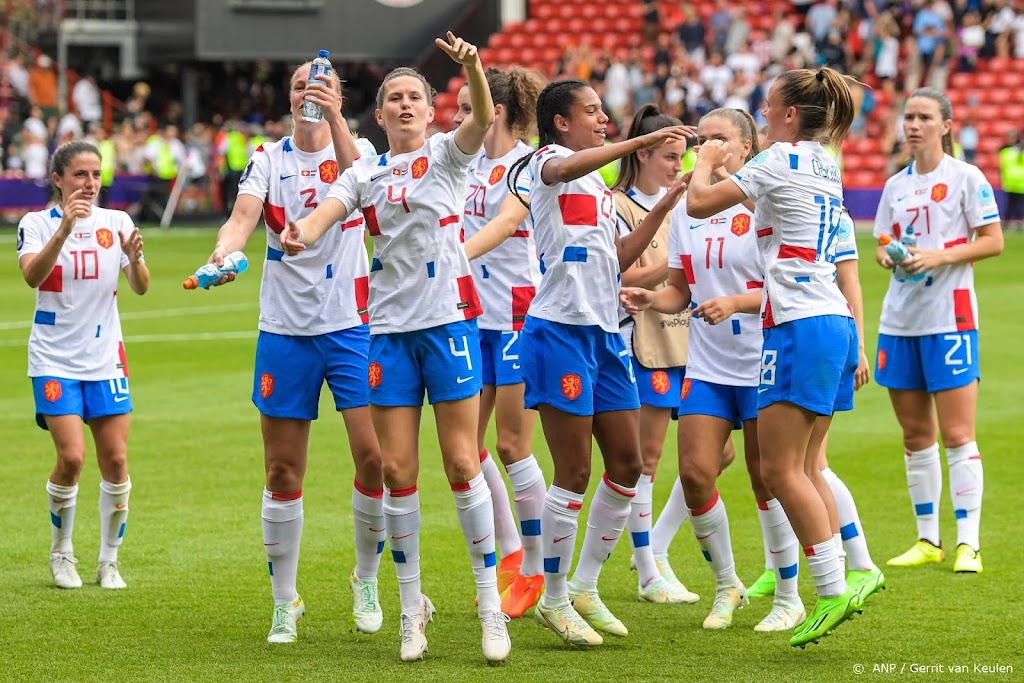 Invalsters helpen Oranje aan kwartfinale tegen Frankrijk op EK