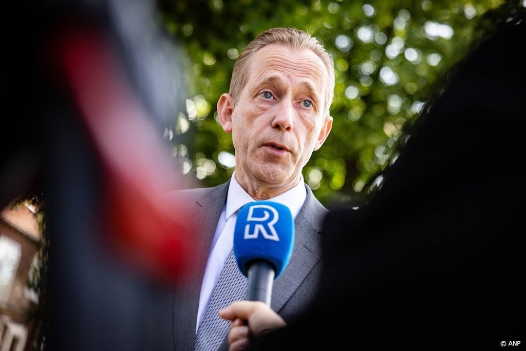 Burgemeester Alblasserdam bezoekt school neergestoken leraar