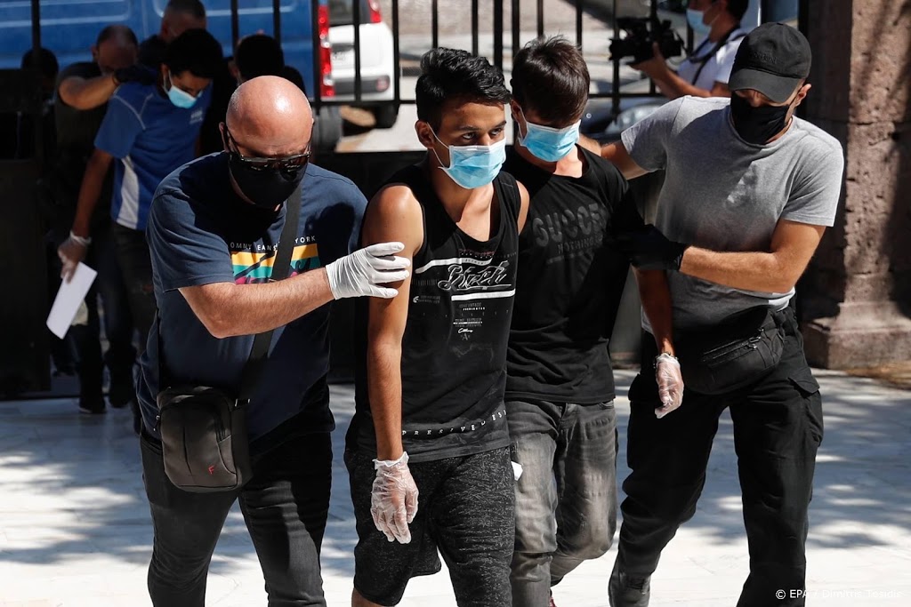 Griekse politie verplaatst migranten naar nieuw kamp op Lesbos