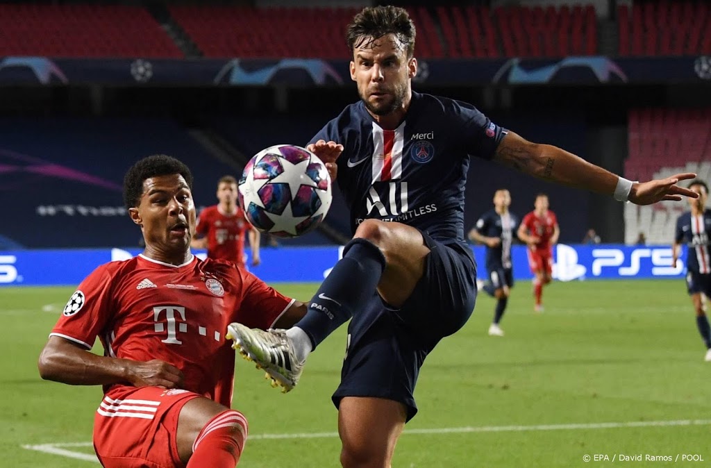 Zware knieblessure concurrent Bakker bij Paris Saint-Germain