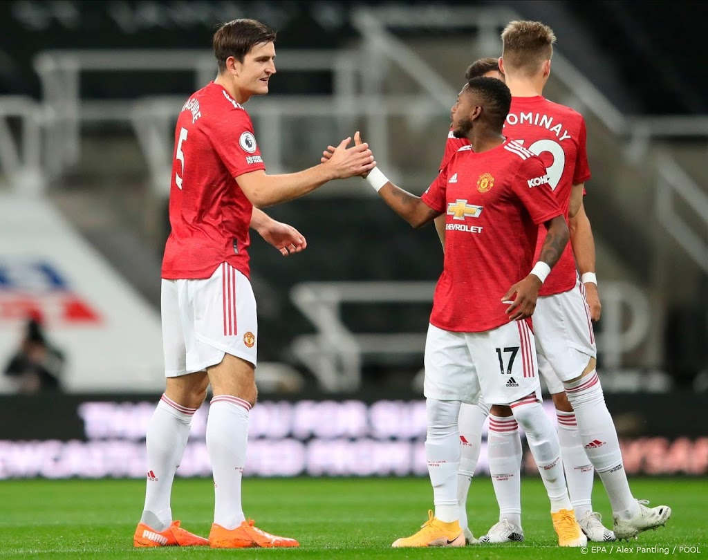 Manchester United met invaller Van de Beek laat langs Newcastle