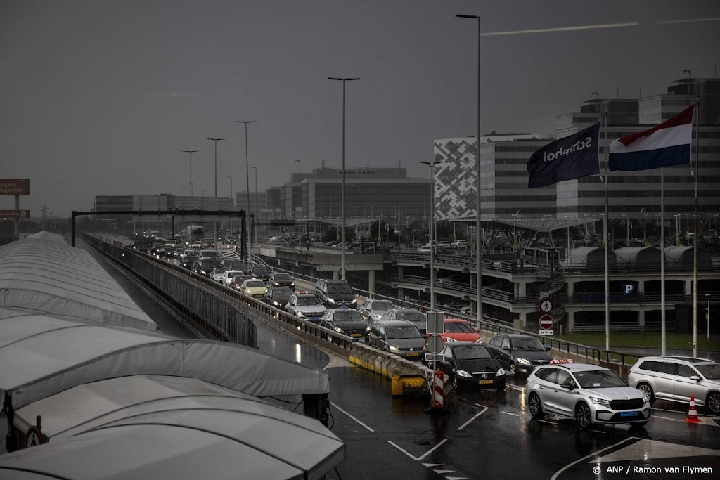 Druk begin herfstvakantie op Schiphol, veel reizigers te vroeg