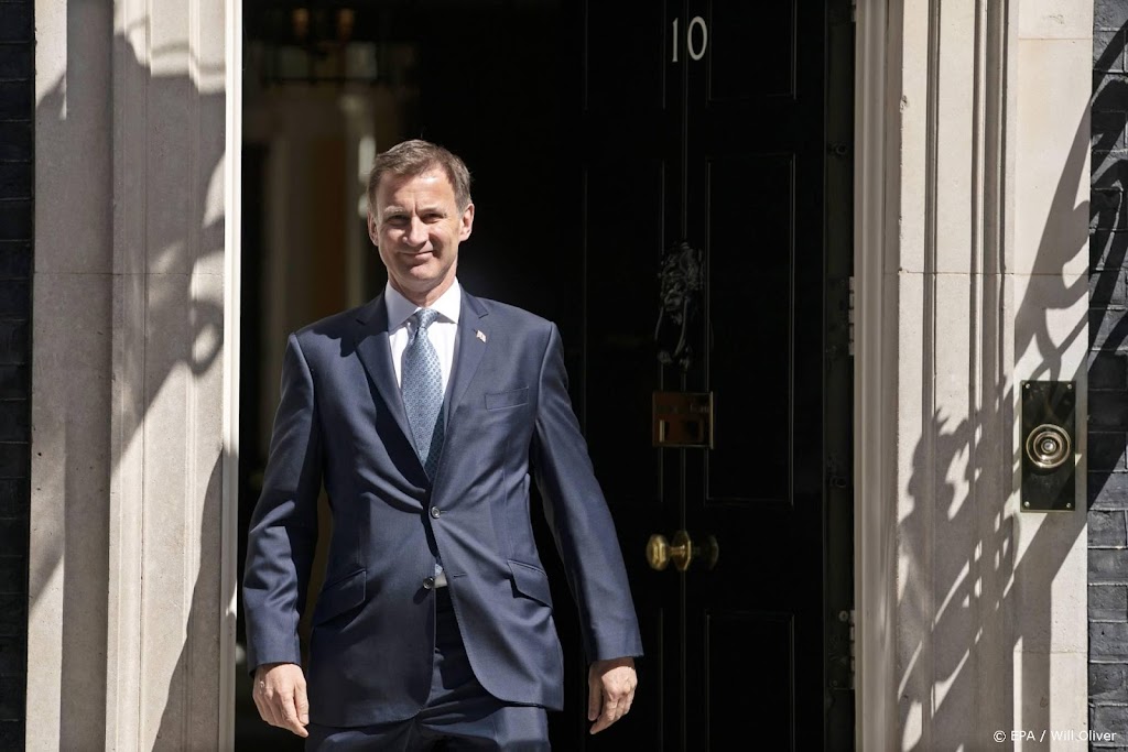 Britse minister van Financiën draait belastingverlagingen terug