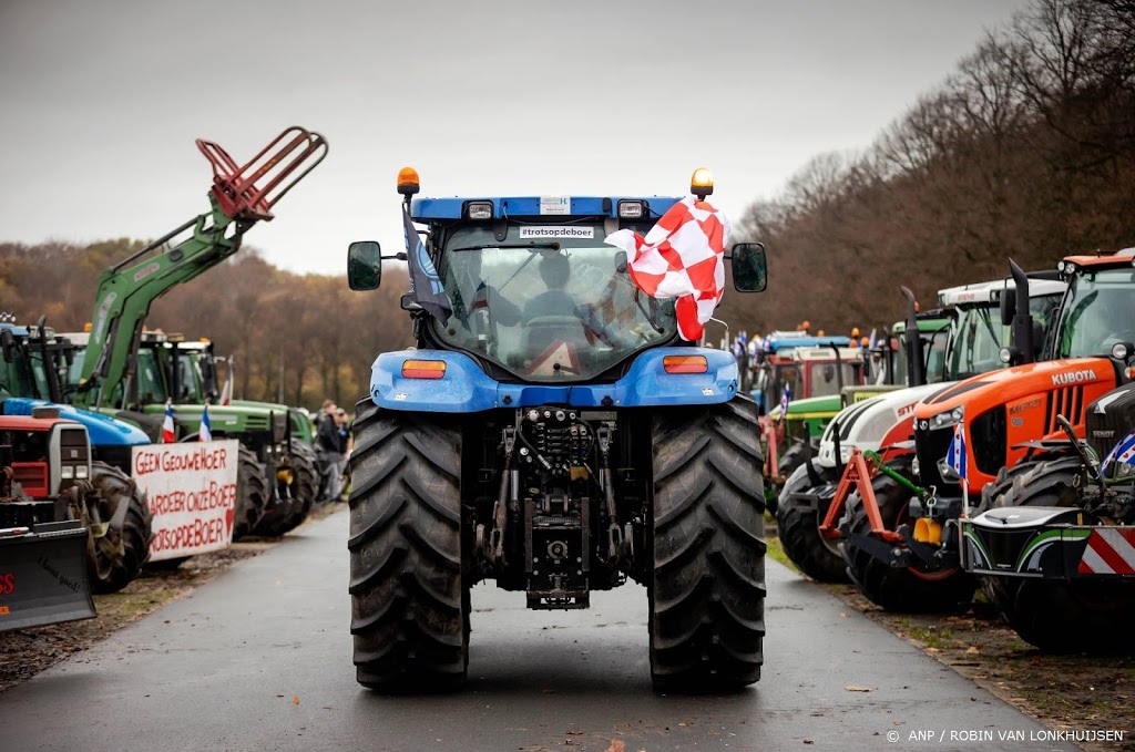 Trekkers rijden over Malieveld na boerenprotest