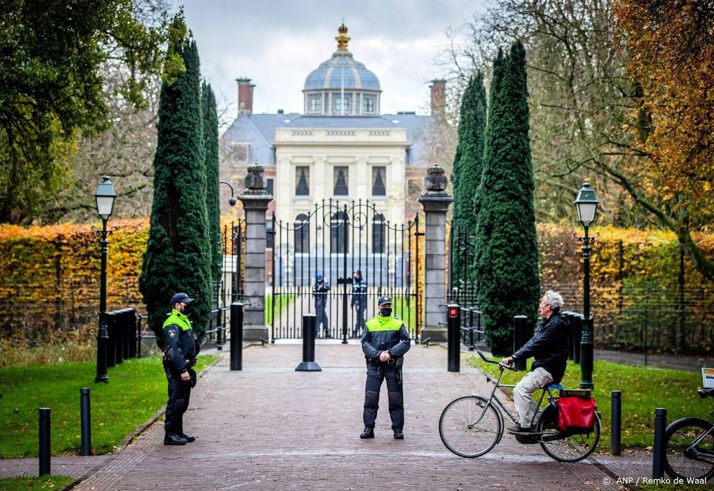 Boeren rijden toeterend langs Huis ten Bosch