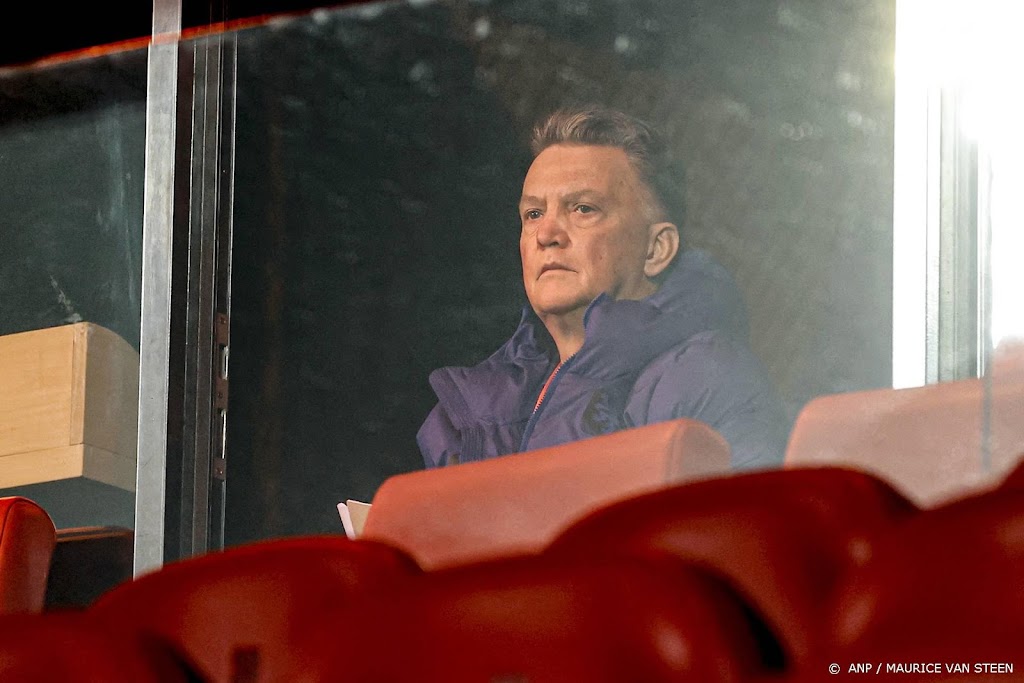 Van Gaal viert met al zijn spelers feest in kleedkamer