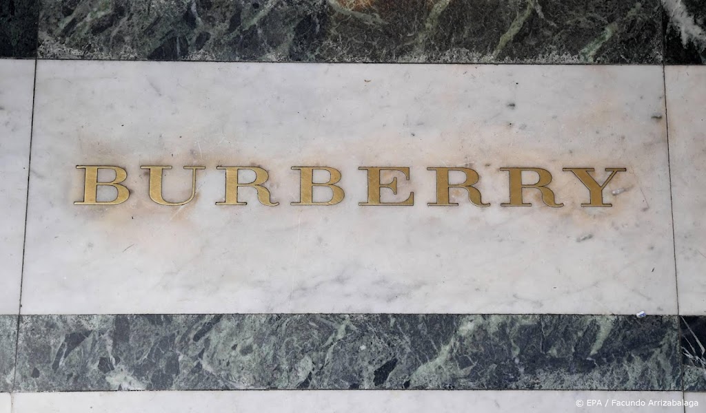 Amerikaanse toeristen stuwen verkoop Brits modemerk Burberry