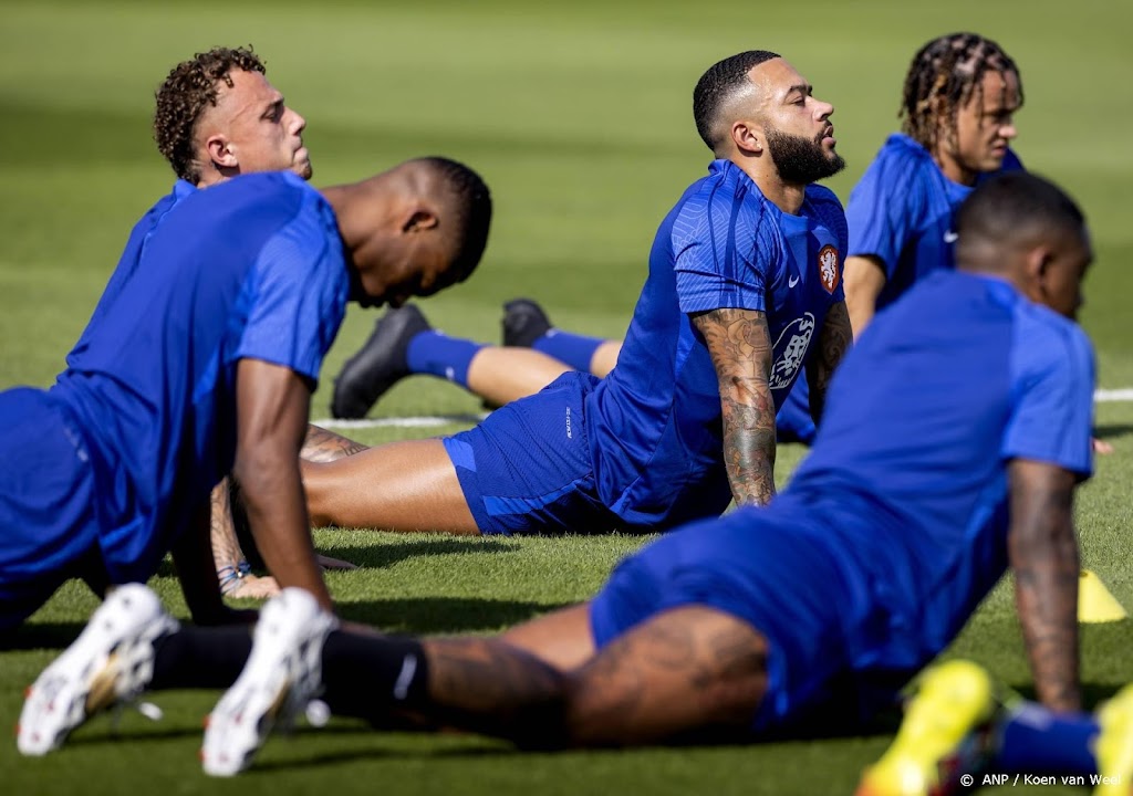Oranje ontmoet arbeidsmigranten na avondtraining in Doha