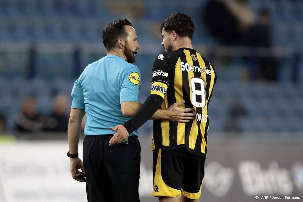 Van Ginkel mist alleen Ajax-uit door strafverlaging na rode kaart