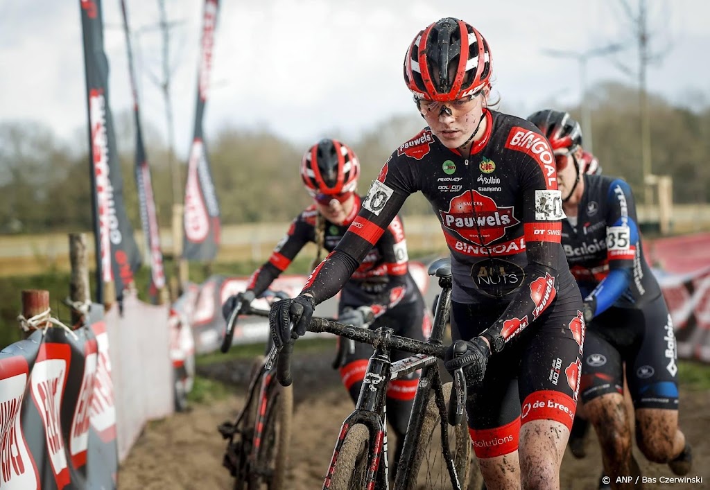 Veldrijdster Van Empel na val per brancard afgevoerd